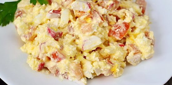 Saladas sem maionese: salada com delícias do mar, queijo, tomates e ovos