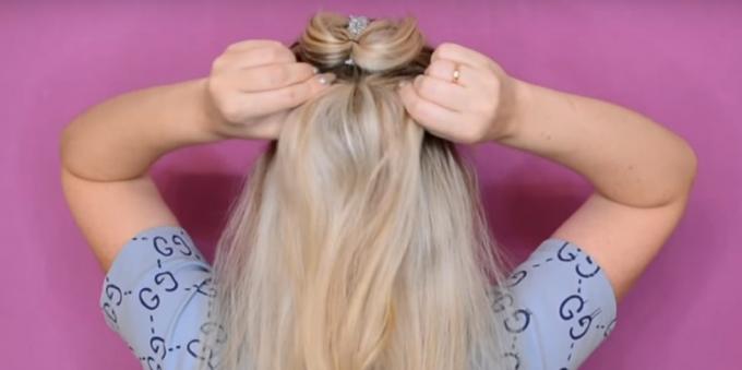 Sob a cauda para tirar outra, recolhendo parte do cabelo nas laterais e no fundo