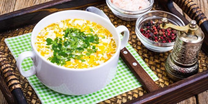 sopa de queijo com couve-flor, frango e ervilhas verdes