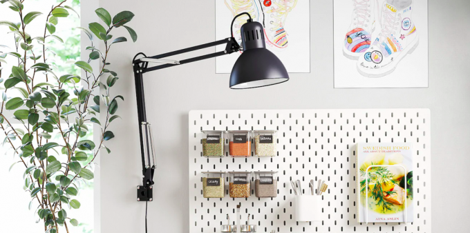 Como configurar um escritório em casa: use acessórios em uma braçadeira