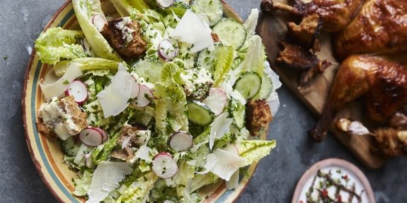 salada Caesar com frango, pepino e rabanete de Jamie Oliver