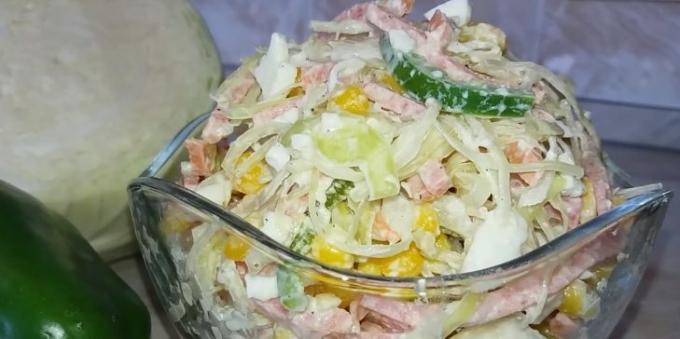 Salada com milho, couve, lingüiça e pimenta