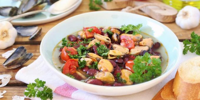 Sopa com feijão e mexilhão