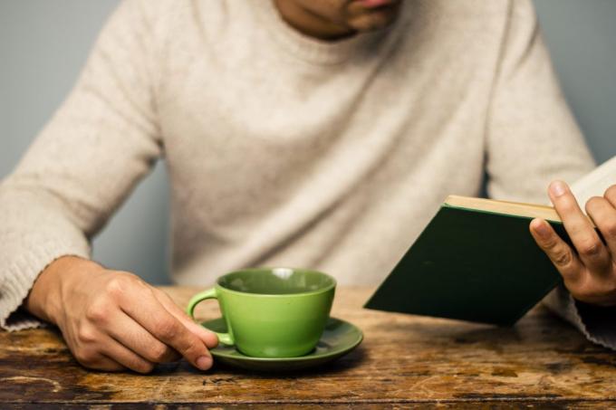 Como superar a dependência de açúcar: Relaxe com chá e um livro