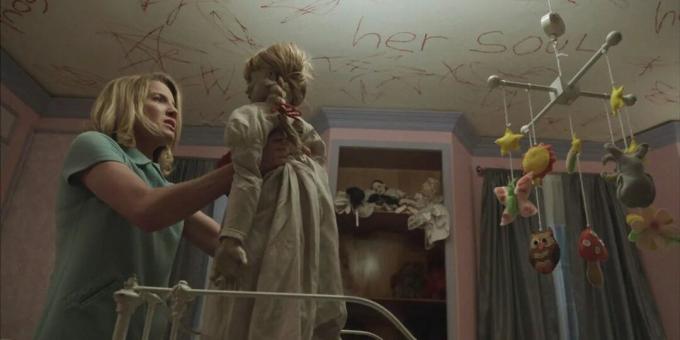 Uma cena de um filme de terror sobre as bonecas "A Maldição de Annabelle"