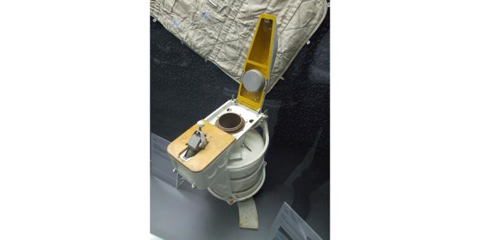 Um dos banheiros da estação orbital Mir