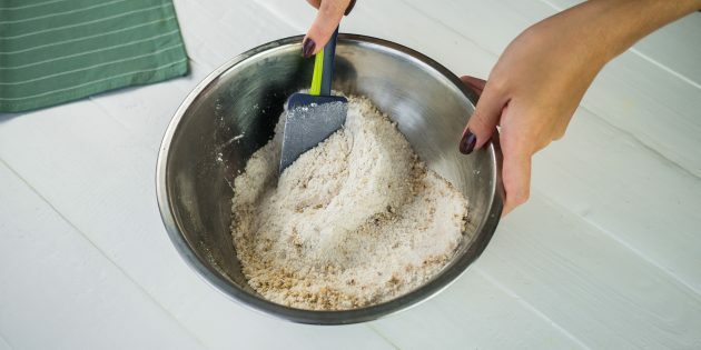Torta de pêra e nozes: mexa os ingredientes secos até ficar homogêneo
