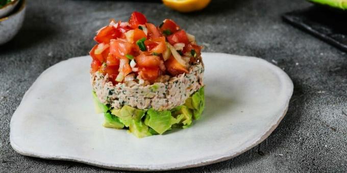 Salada com atum, tomate e abacate