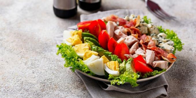 Salada Cobb com presunto, ovos, abacate, tomate cereja e queijo azul