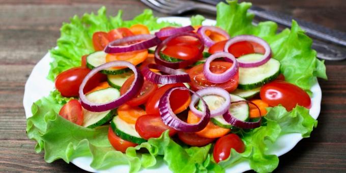 Salada simples de legumes com cenoura