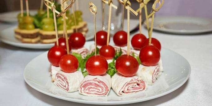 Rolinhos de canapé com linguiça e tomate cereja