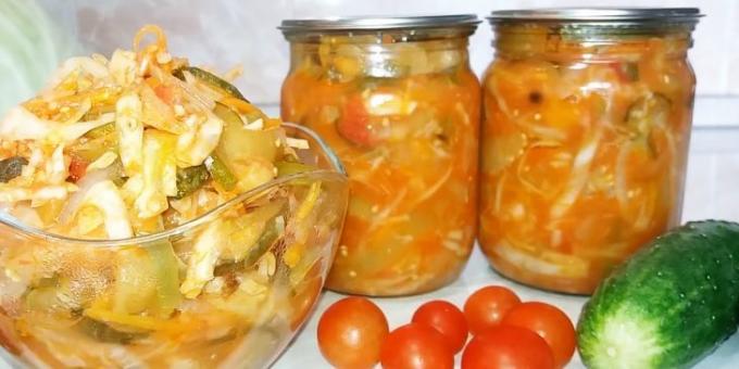Saladas de repolho para o inverno: Salada de repolho com pepinos, beringelas, pimentos e tomates