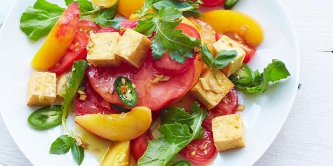 Salada com tomates. Salada picante com tomate, rúcula, pêssego e tofu