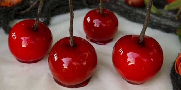 Maçãs em um caramelo vermelho