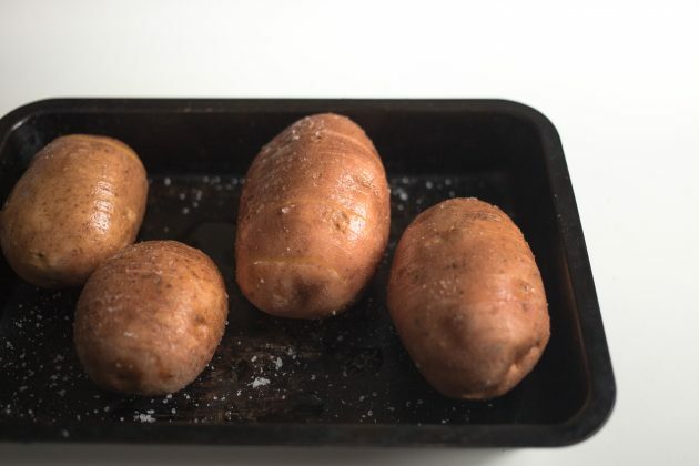 Envie as batatas hasselbeck para o forno