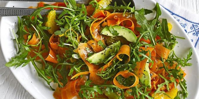 Receitas: Salada com abacate, cenoura, laranja e rúcula