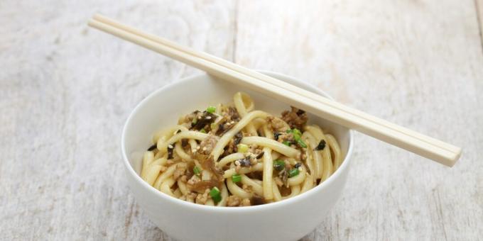 Macarrão Dan-dan com amendoim, pimentão e cebolinha