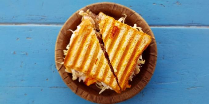 queijo: Sanduíche quente com peru, queijo e rúcula