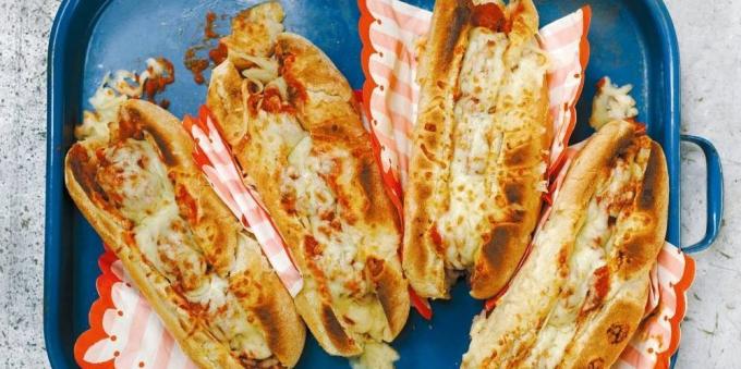 sanduíches receita da carne quente com almôndegas e molho de tomate