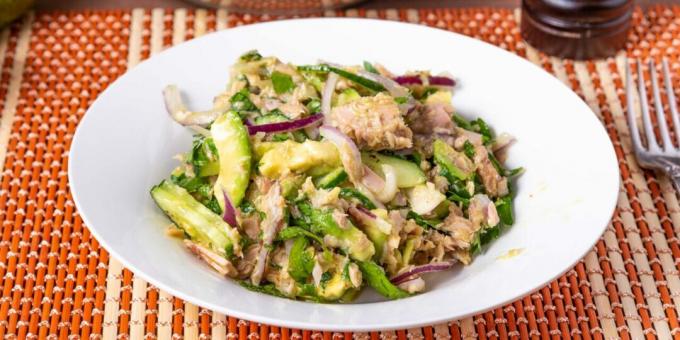 Salada com atum, abacate e pepino