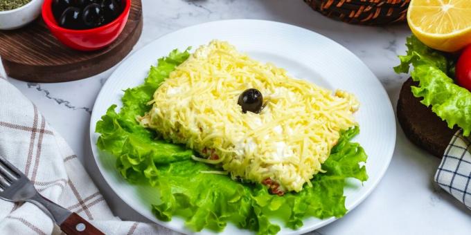 Salada com espadilha, queijo e batatas fritas