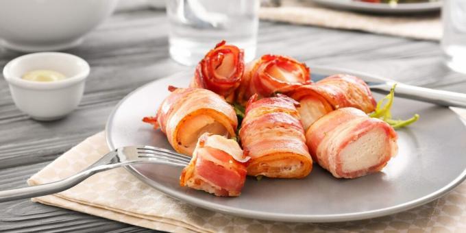 Peitos de frango doces enrolados em bacon