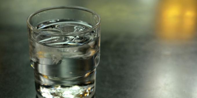 O corpo humano precisa de 8 copos de água por dia.