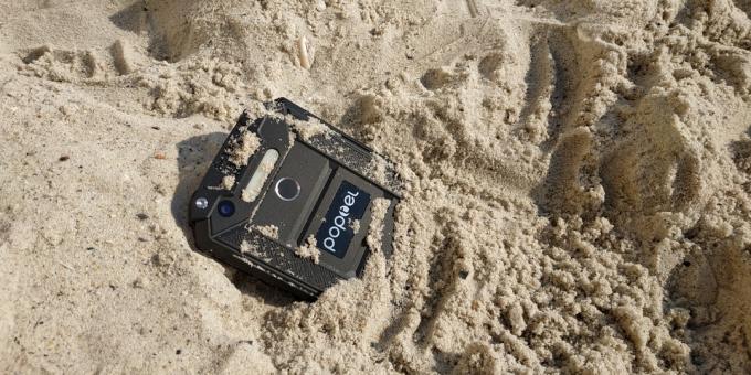 Protegido smartphones Poptel P9000 Max: Na areia