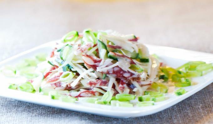 Salada com repolho e linguiça defumada