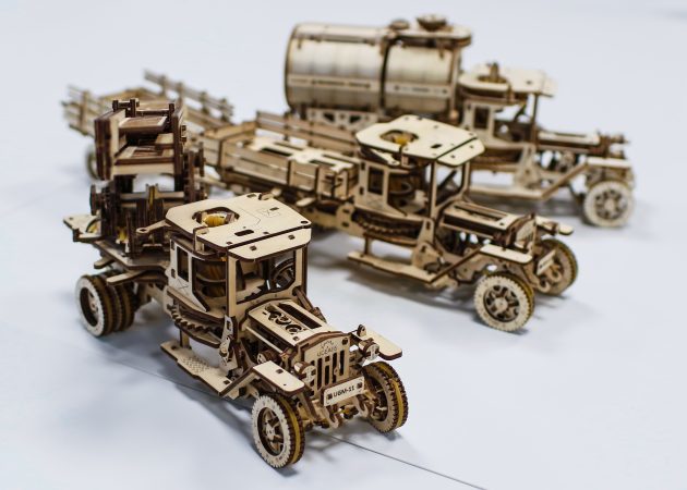 Visão geral UGEARS designer: Caminhão de madeira que vai sem baterias