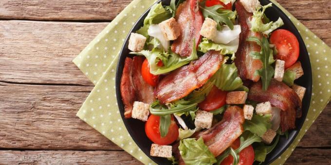 Salada com bacon e tomate