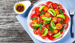 Salada de kiwi com tomate e molho de hortelã