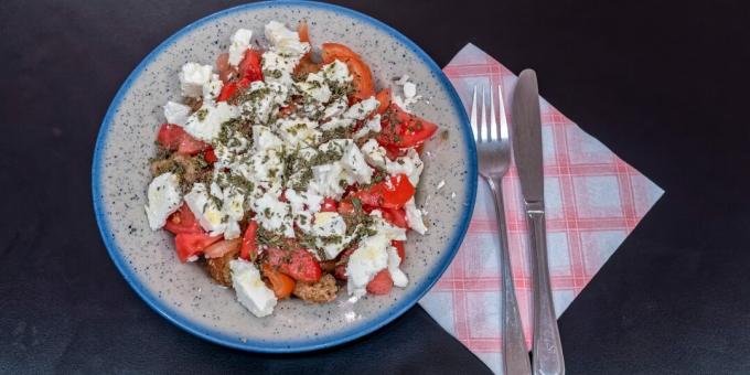 Dakos - Salada grega com croutons, tomate e queijo feta