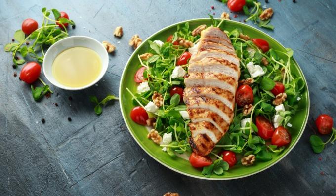 Salada saudável com frango, vegetais e queijo feta