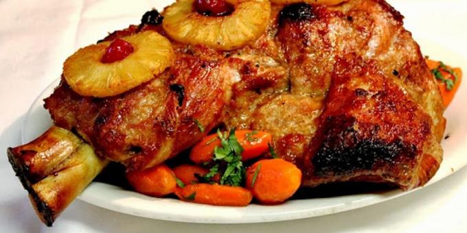 Carne de porco no forno: presunto de porco com abacaxi, amêndoas e ameixas