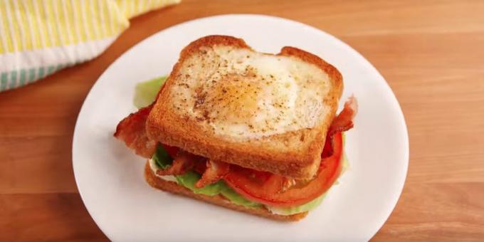 sanduíche receita com pão frito, bacon e tomate