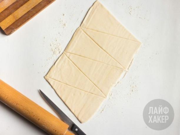 anel para folhados com presunto e queijo: abra e corte na massa folhada