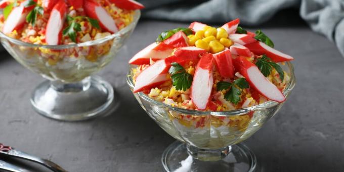 Salada em camadas com palitos de caranguejo e arroz
