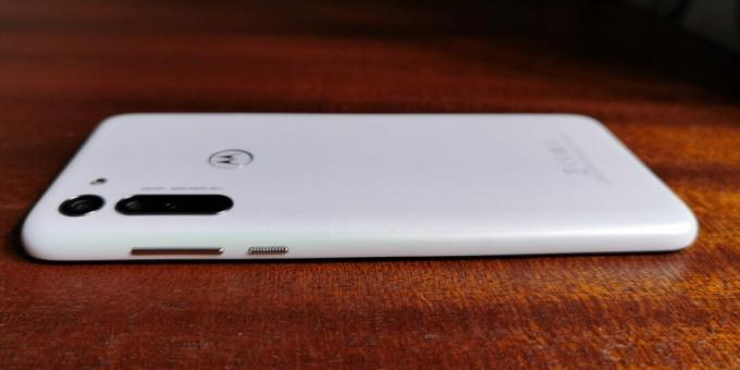 Motorola Moto G8: design e ergonomia