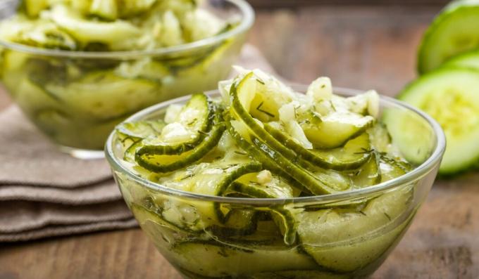 Salada de pepino "Nezhinsky" para o inverno