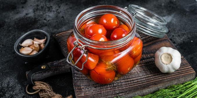 Tomates salgados em água mineral