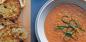 A receita clássica para gazpacho - uma refrescante sopa simples ingredientes