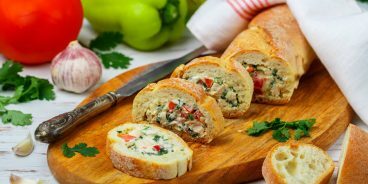 Salada com frango, tomate e pimentão em baguete