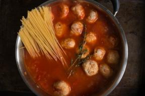 Espaguete com almôndegas e molho de tomate