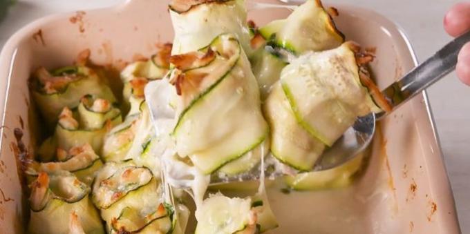 Zucchini nas receitas de forno: Rolos de abobrinha com frango e molho de creme