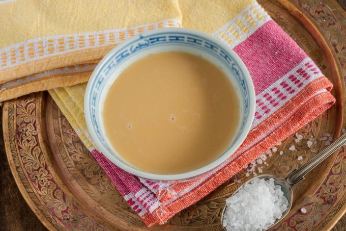 No Tibete forte chá verde é adicionado à manteiga e sal de iaque