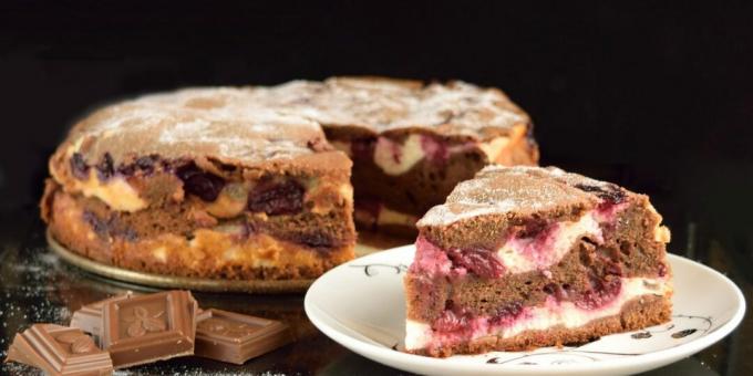 Torta de chocolate com requeijão e cerejas