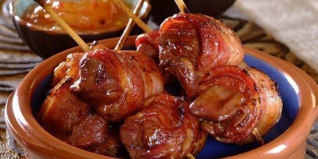 fígado de frango cozido envolto em bacon