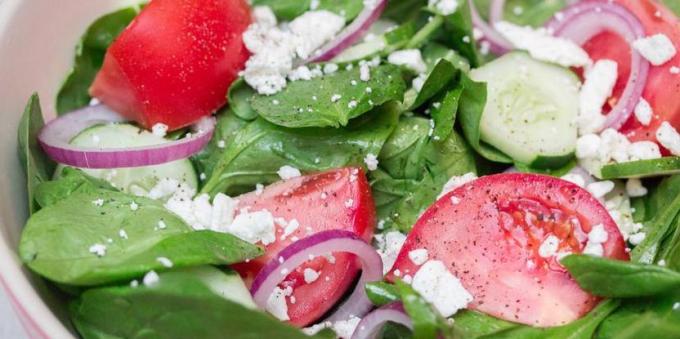 Salada com espinafre e legumes