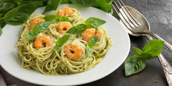 Macarrão com camarão e pesto